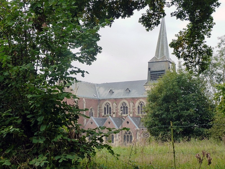 Vue sur l'église - Sains-Richaumont