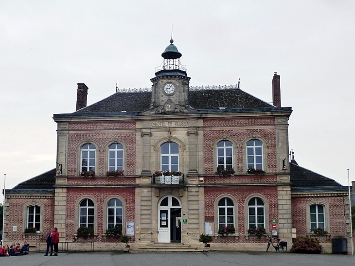 L'hôtel de ville - Sains-Richaumont