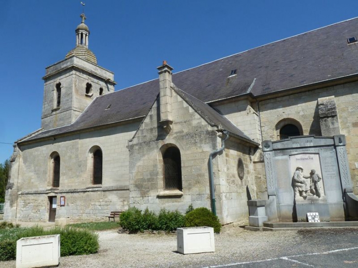 L'église et le monument aux morts - Saint-Christophe-à-Berry