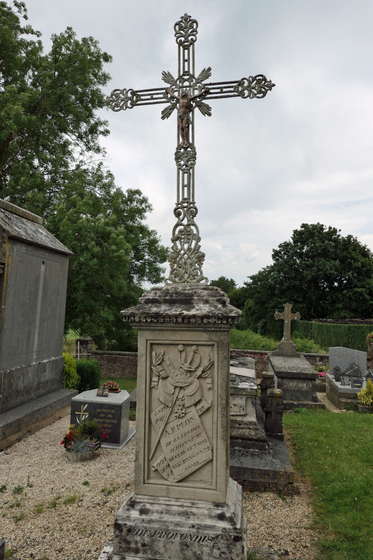 Croix dans le cimetière - Saint-Clément