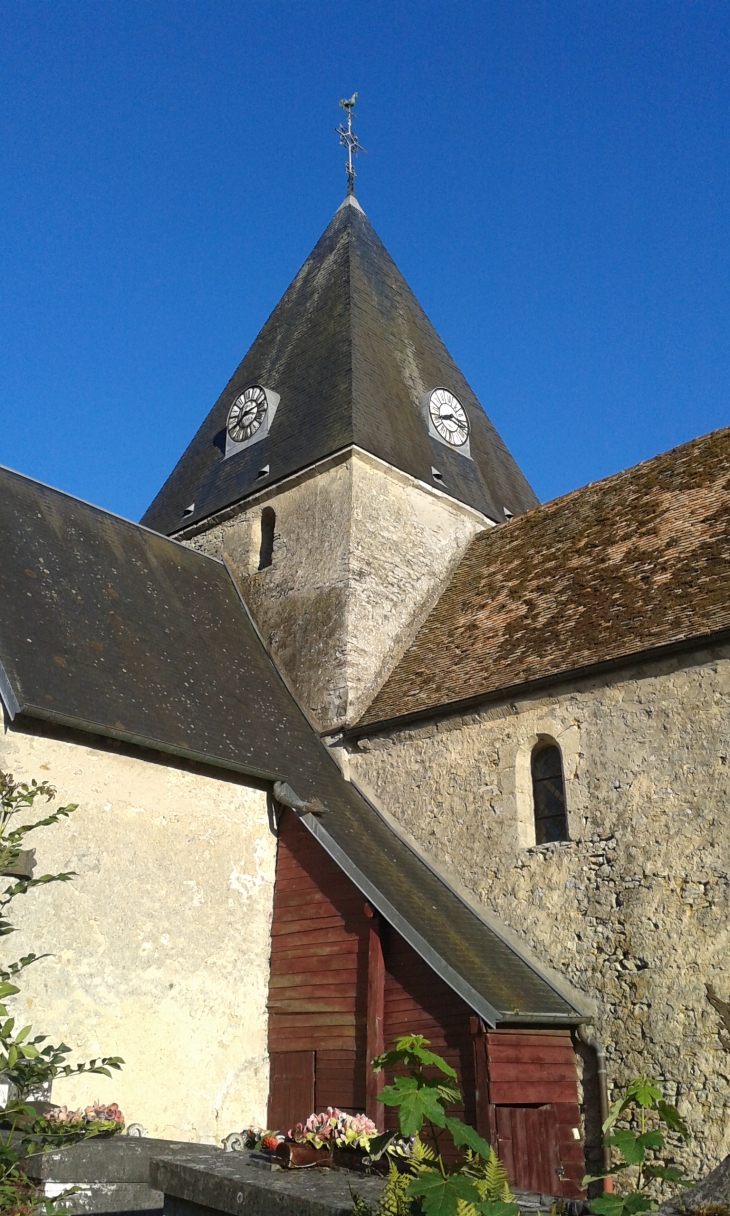 Façade nord de l'église et l'entrée pour accéder au clocher. - Saint-Thomas