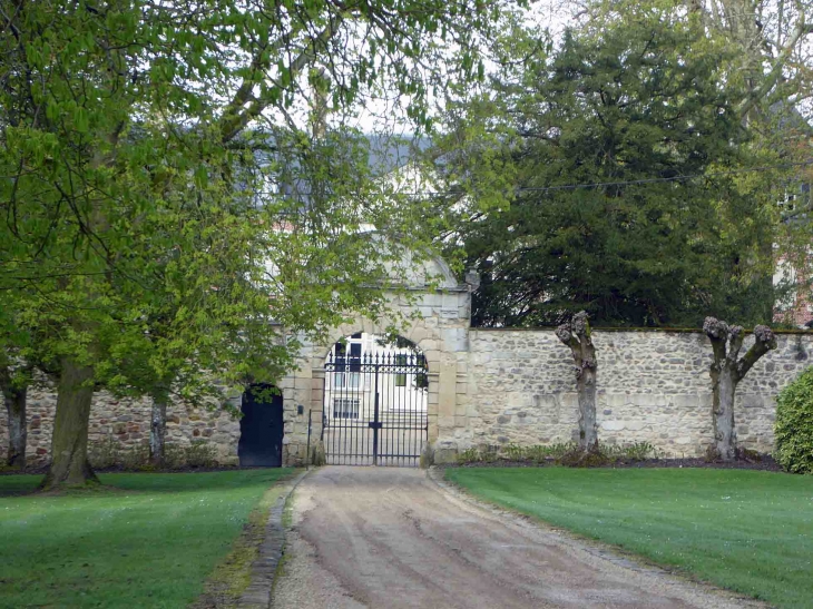 L'entrée du château - Silly-la-Poterie