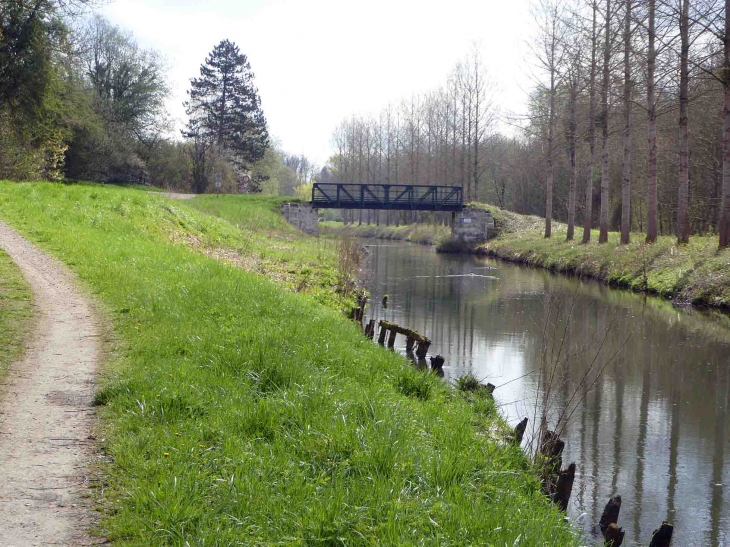 Passerelle-de-mosloy-sur-le-canal-de-l-ourcq - Silly-la-Poterie