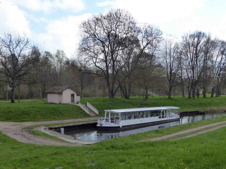 Péniche de promenade sur le canal - Silly-la-Poterie