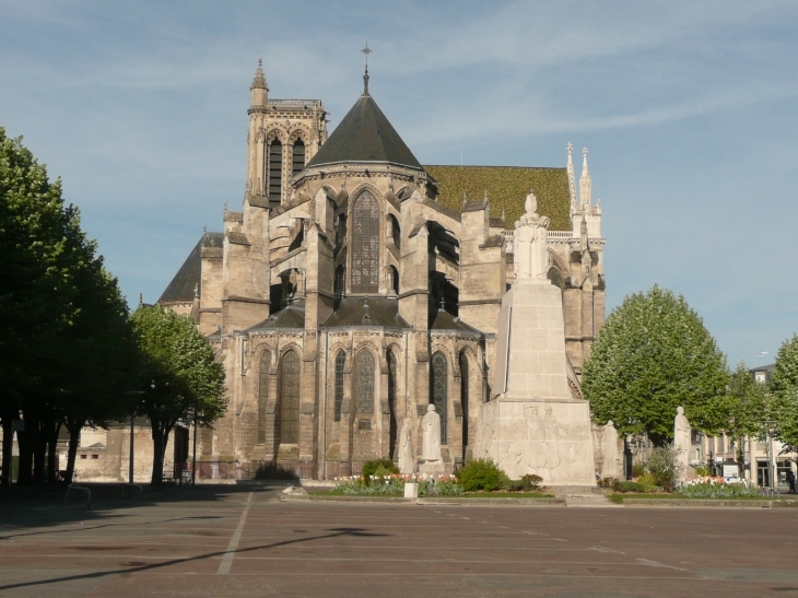 La cathédrale Saint Gervais vue depuis la place Fernand Marquigny avec au premier plan le monument aux morts - Soissons