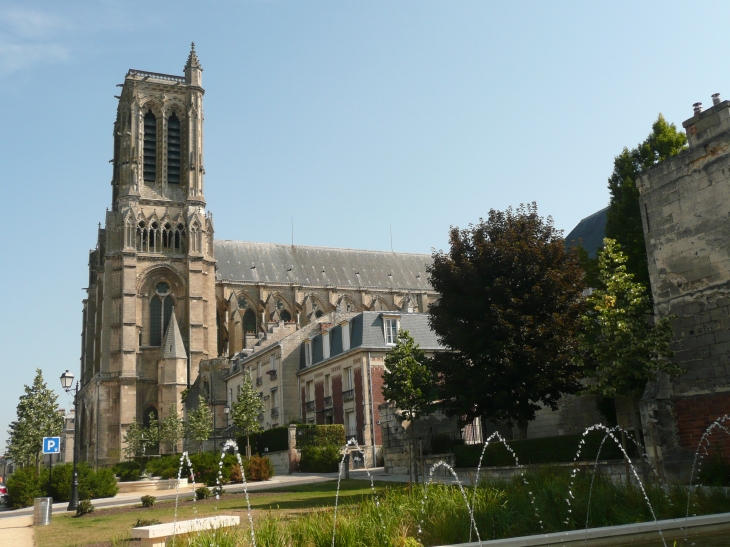 La place Mantoue et la cathédrale Saint Gervais - Soissons