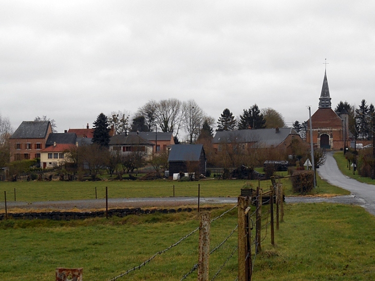 L'arrivée dans le village - Thenailles