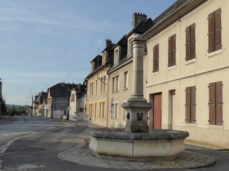 Fontaine dans le village - Urcel