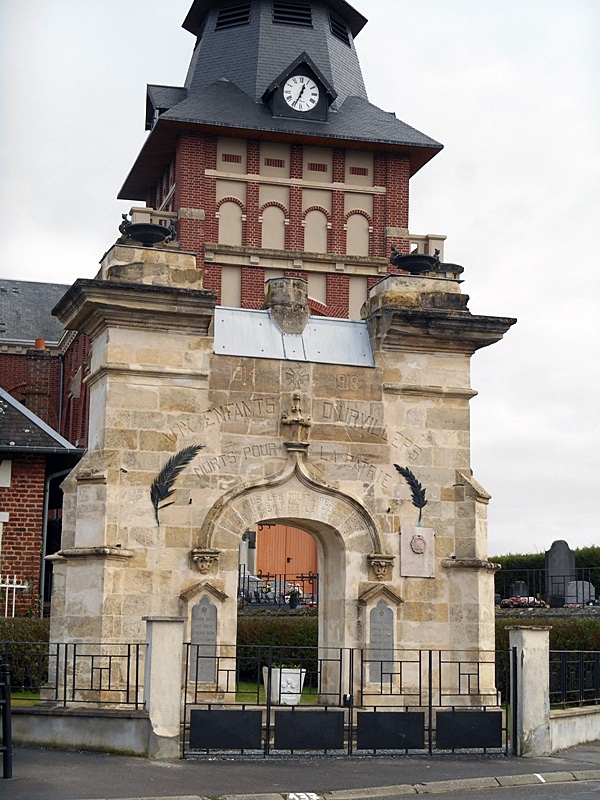 Le monument aux morts devant l'église - Urvillers