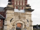 le monument aux morts devant l'église