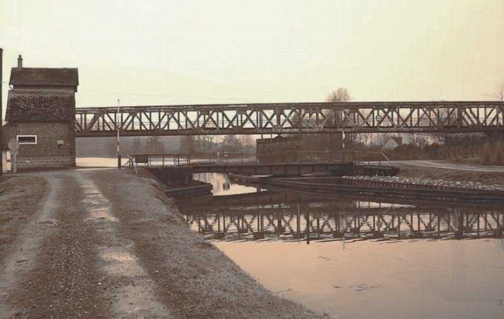 Le pont du large avant sa dépose - Vadencourt