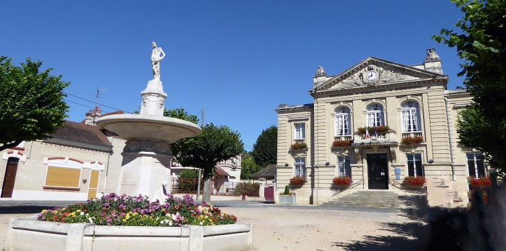 La mairie et le monument aux morts - Vailly-sur-Aisne