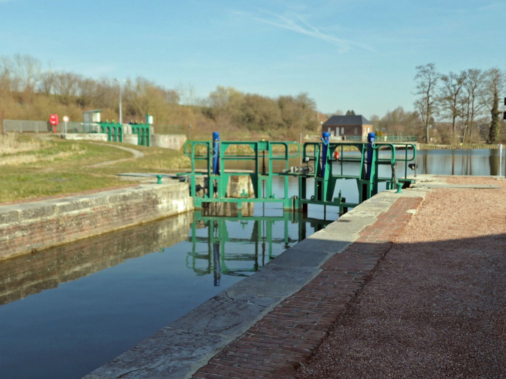 L'écluse sur le canal de la Sambre à l'Oise - Vénérolles