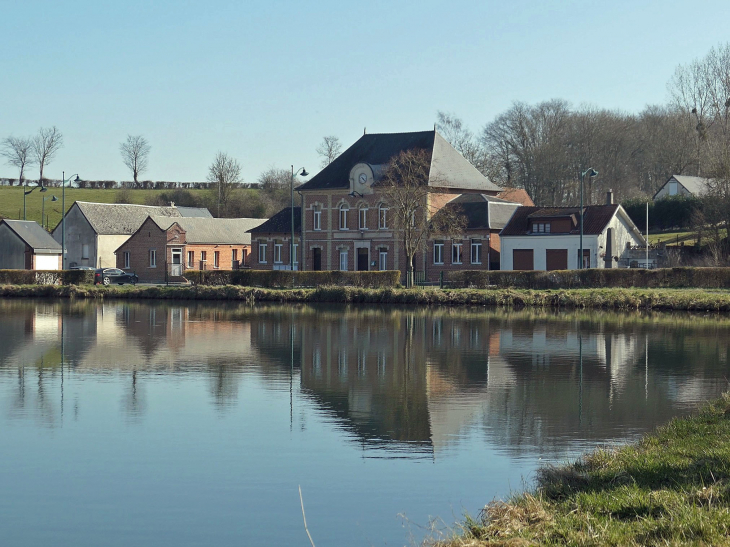 Le village au bord du canal de la Sambre à l'Oise - Vénérolles