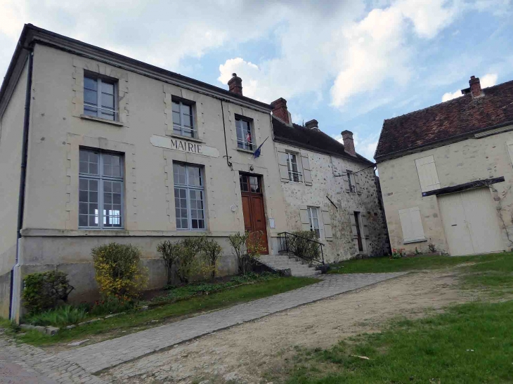 Devant la mairie - Veuilly-la-Poterie