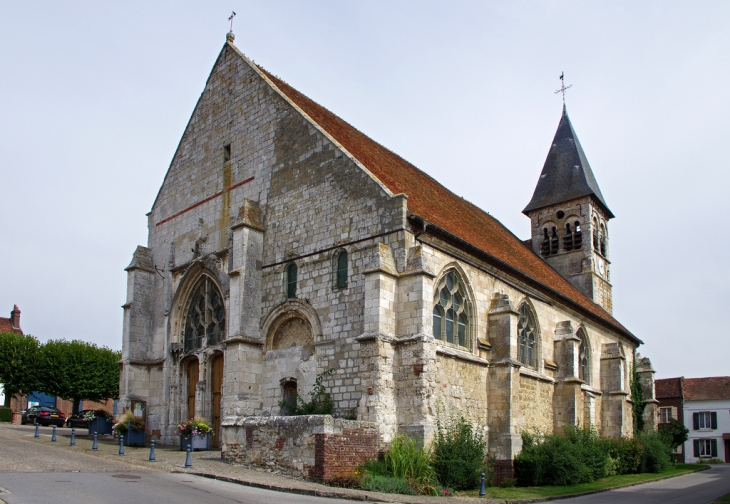 Eglise Notre-Dame de l'Annonciation.  La construction de l'église a débuté au XIIe siècle et s'est terminée au XVIe siècle. Les styles roman et gothique coexistent donc. - Allonne