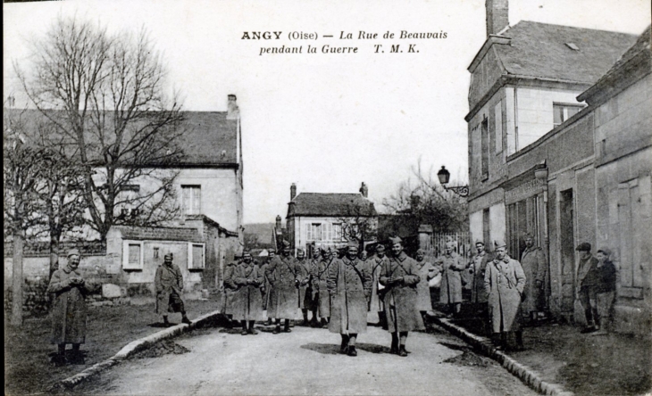 La rue de Beauvais pendant la Guerre, vers 1918 (carte postale ancienne). - Angy