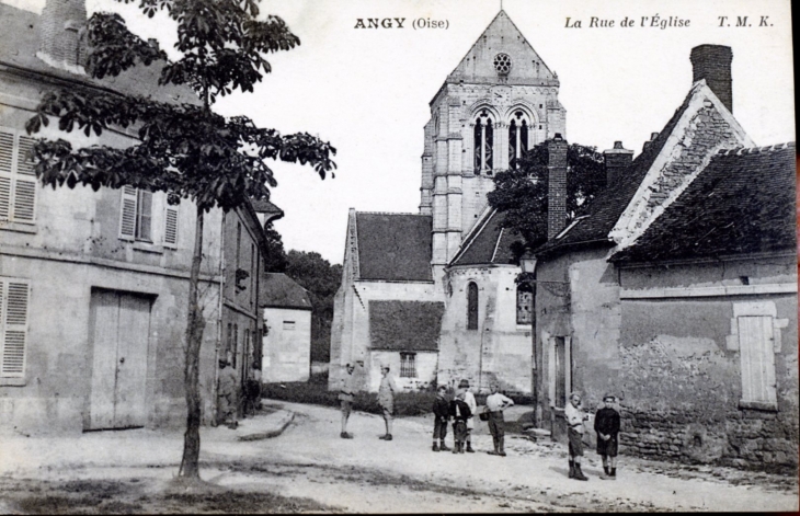 La Rue de l'église, vers 1918 (carte postale ancienne). - Angy