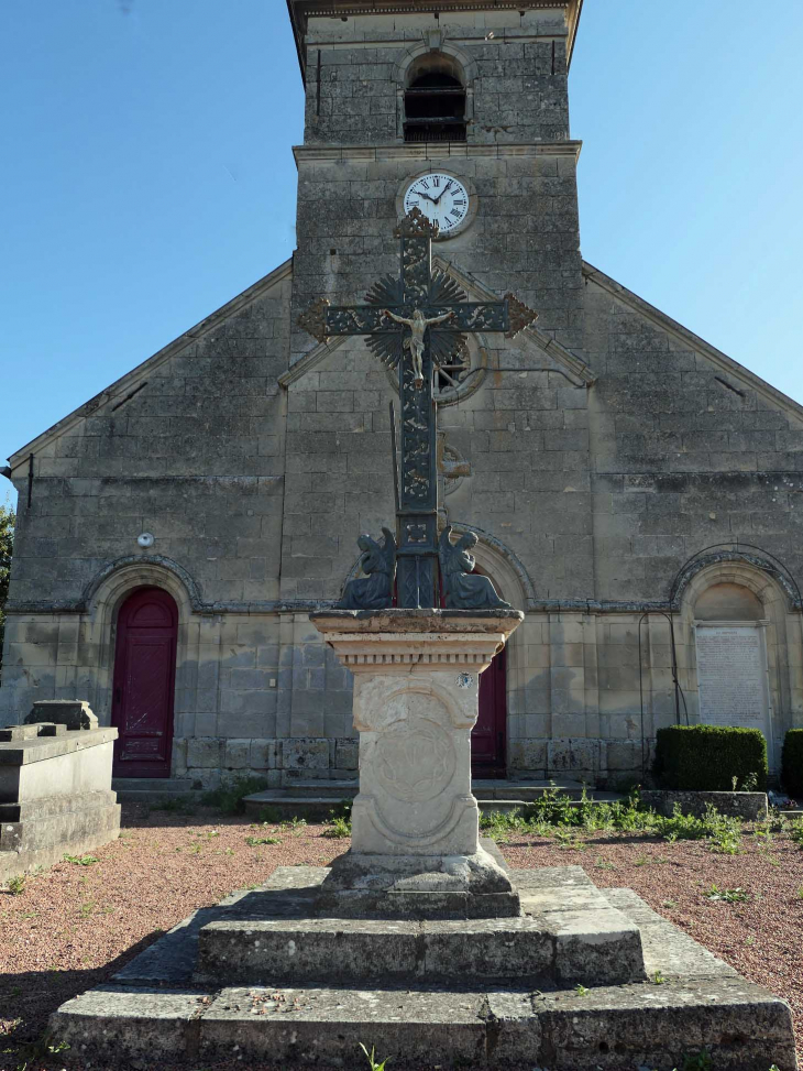 La croix devant l'église - Appilly