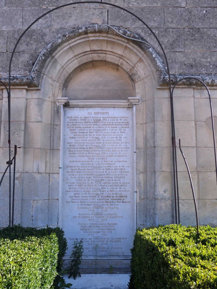 Sur le mur de l'église - Appilly