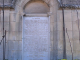 sur le mur de l'église