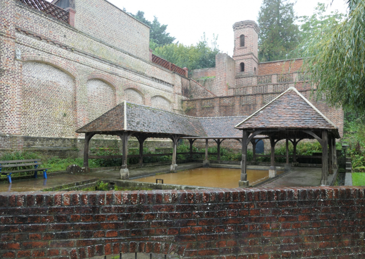 Vue sur le lavoir et l'église - Auneuil