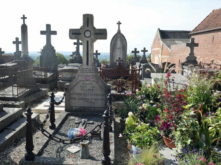 Dans le cimetière - Babœuf