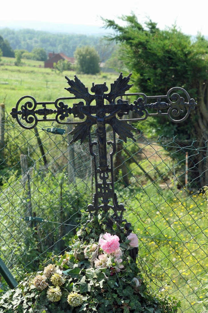 La croix au dessus de la vallée - Babœuf