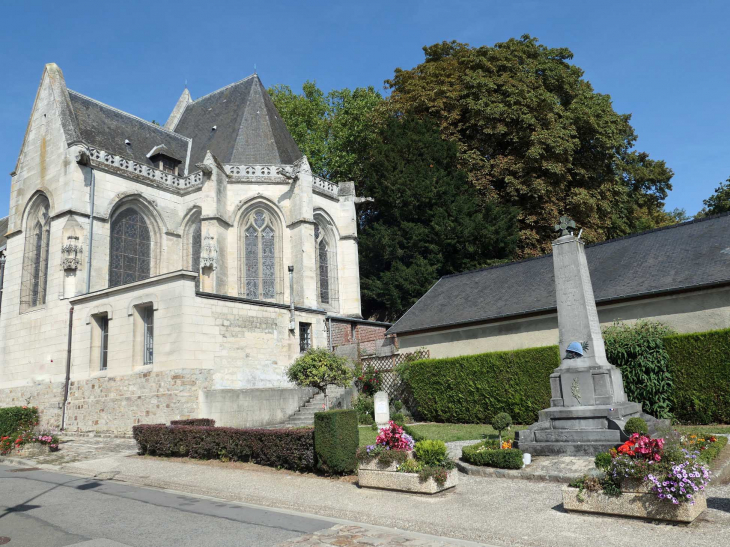 Le chevet de l'église et le monument aux morts - Babœuf