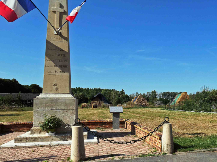 Le monument aux morts au bord de la route - Beaurepaire