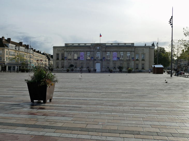 L'hôtel de ville place Jeanne Hachette - Beauvais