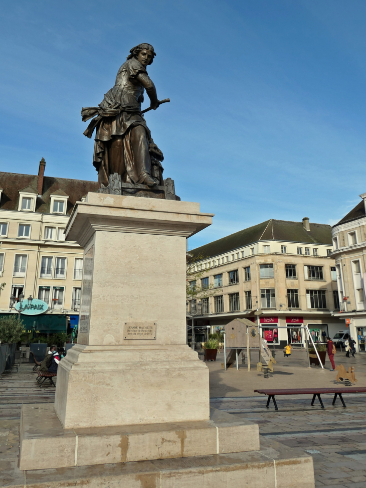 La statue de Jeanne Hachette sur la place - Beauvais