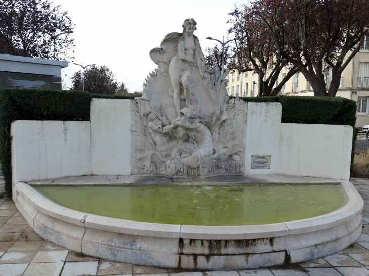 La fontaine sur la place Clémenceau - Beauvais