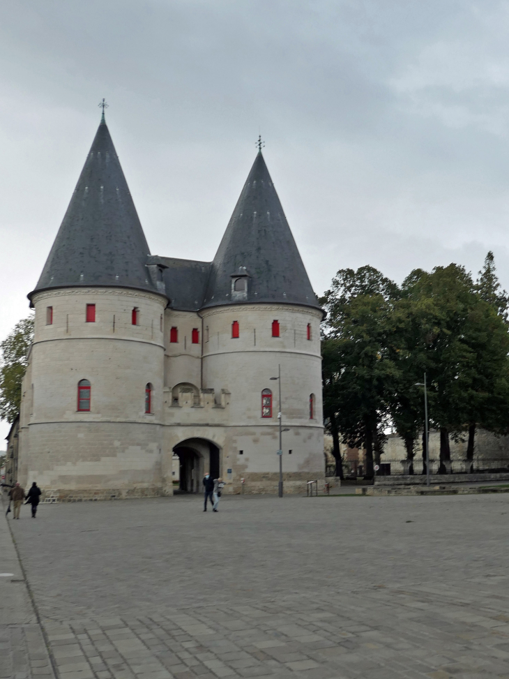 Les tours d'entrée  du palais episcopal - Beauvais