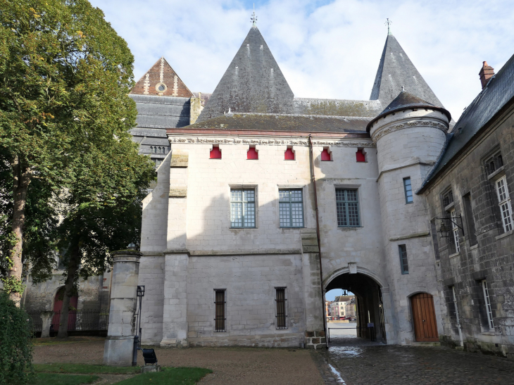 Les tours d'entrée  du palais episcopal côté cour - Beauvais