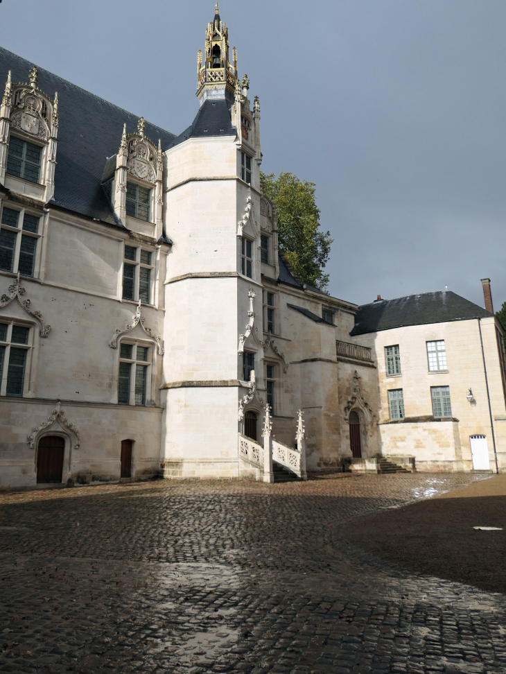 La cour pavée du palais épiscopal - Beauvais