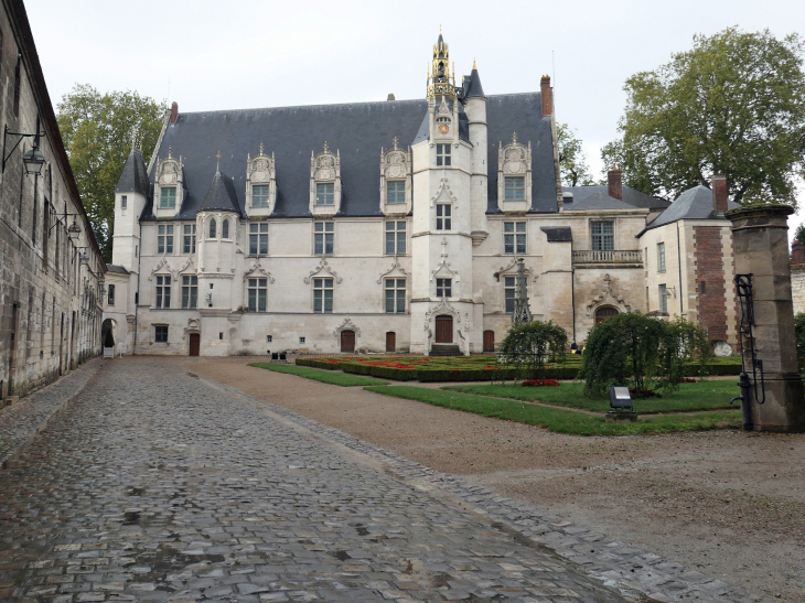 Le palais épiscopal style renaissance - Beauvais