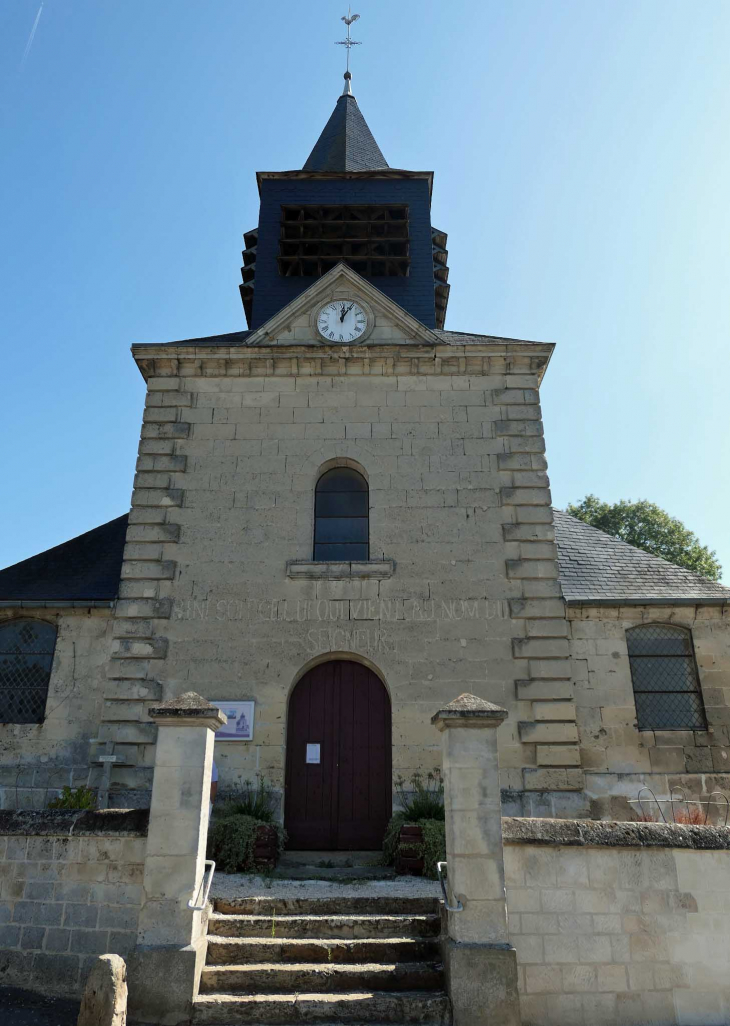 L'entrée de l'église - Béhéricourt