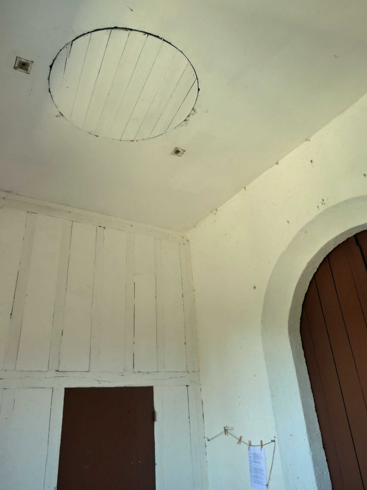 Sous le porche de l'église - Béhéricourt