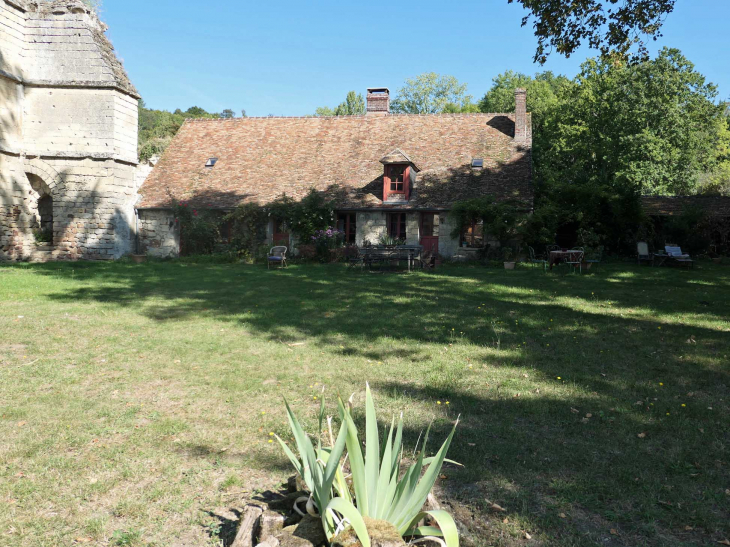 Dans la cour du château - Béhéricourt