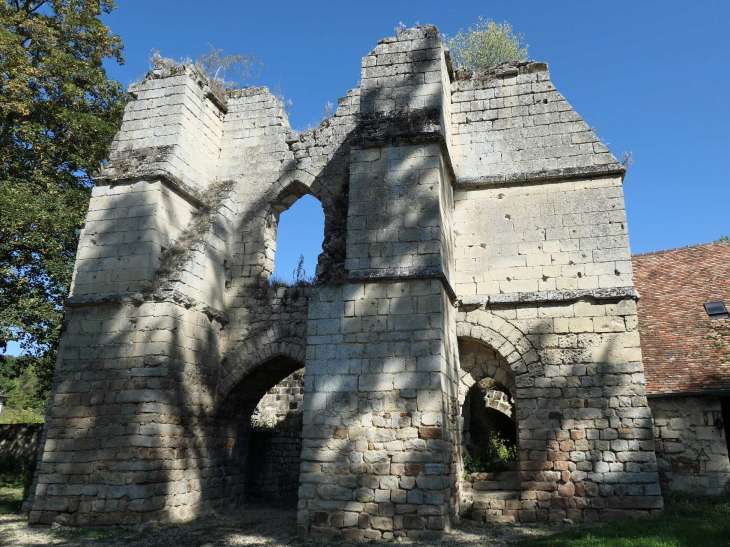 Les ruines de l'entrée du château féodal - Béhéricourt