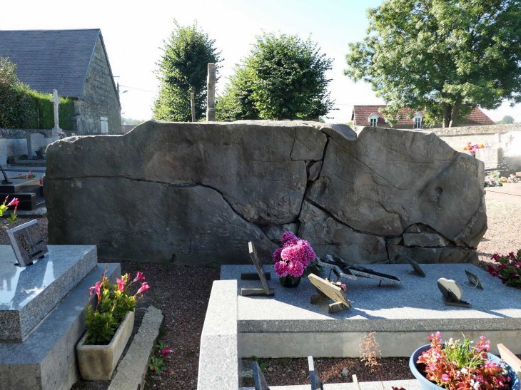 La pierre de Saint Hubert dans le cimetière - Brétigny