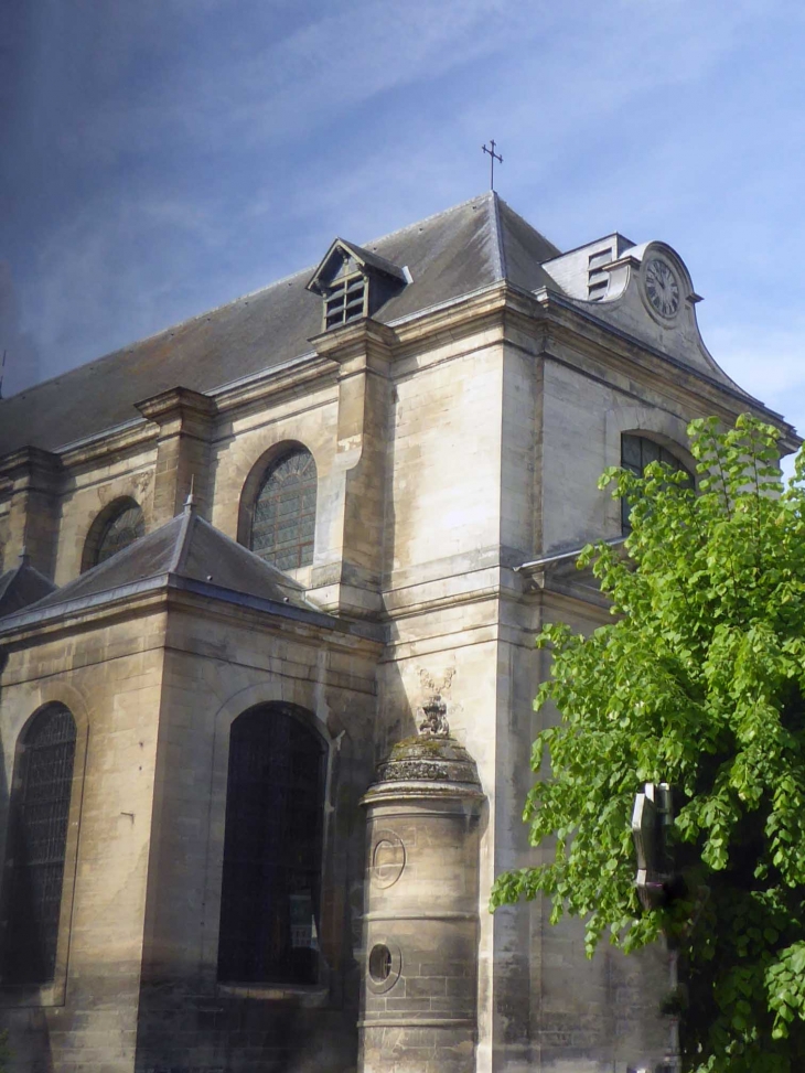 Dans la ville : l'église - Chantilly