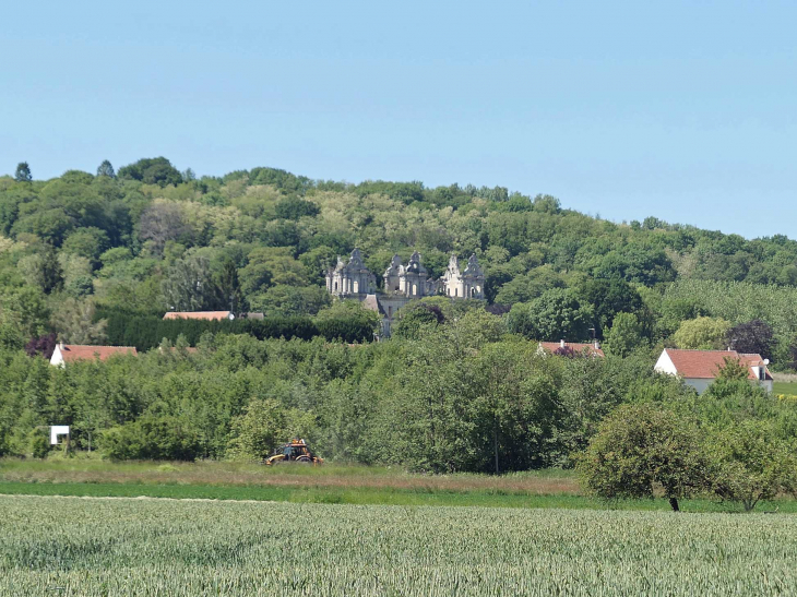 L'abbaye d'Ourscamp visible de loin - Chiry-Ourscamp