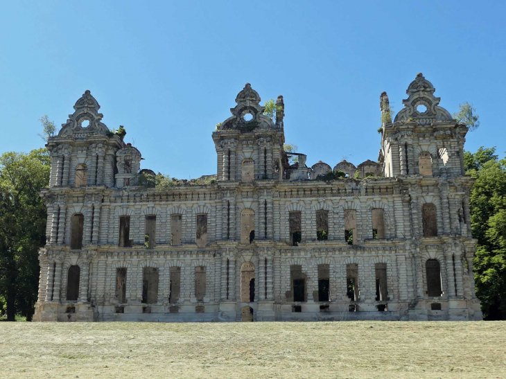 La façade en ruines de l'abbaye d'Ourscamp - Chiry-Ourscamp