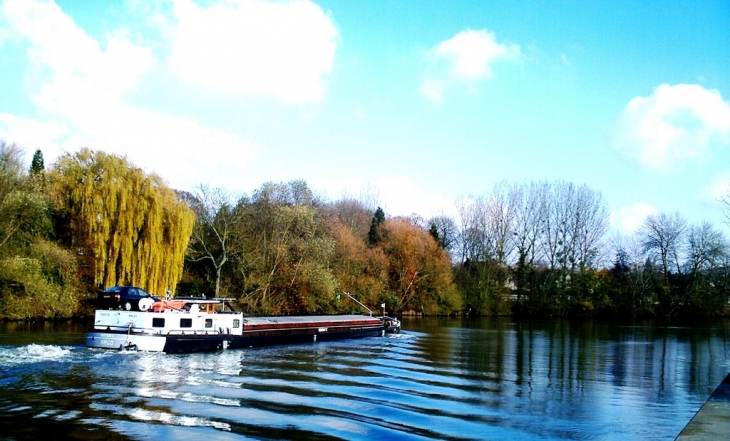 Péniche sur l'Aisne à Choisy - Choisy-au-Bac