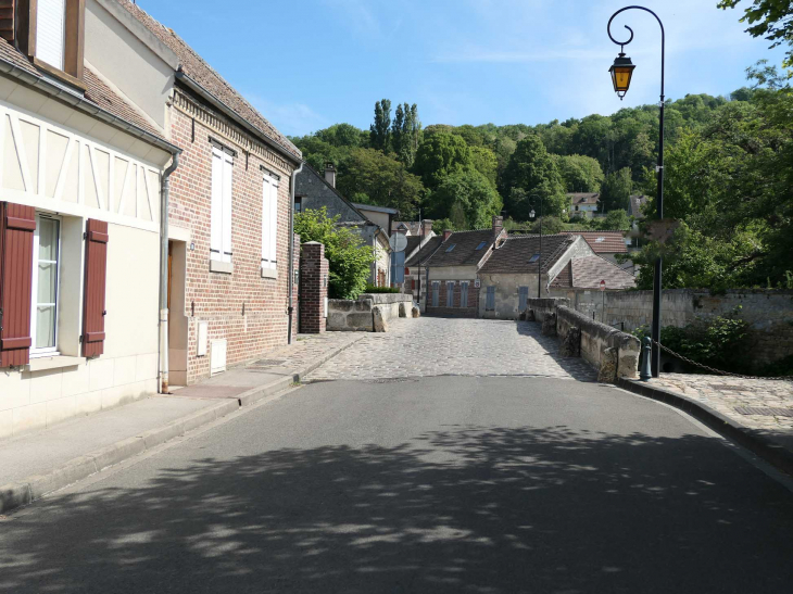 Le pont de pierre sur l'Aronde - Clairoix