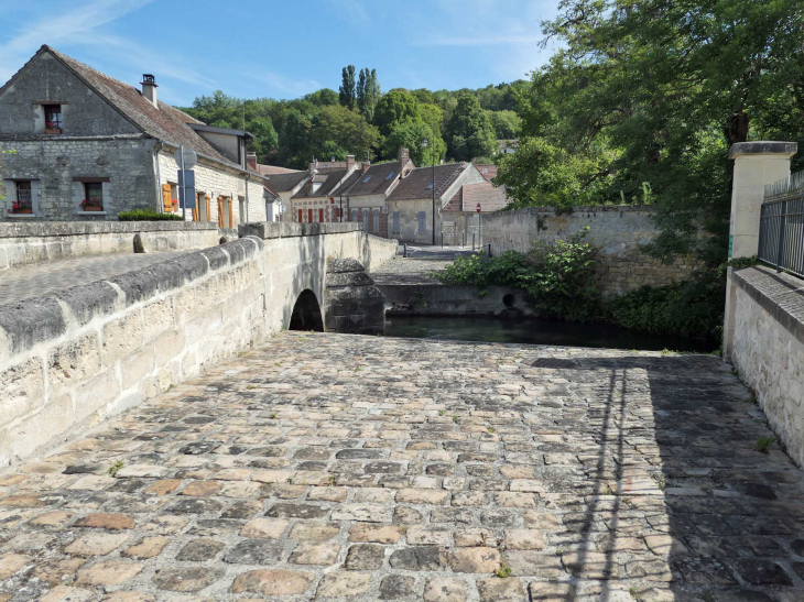 Le pont de pierre sur l'Aronde - Clairoix