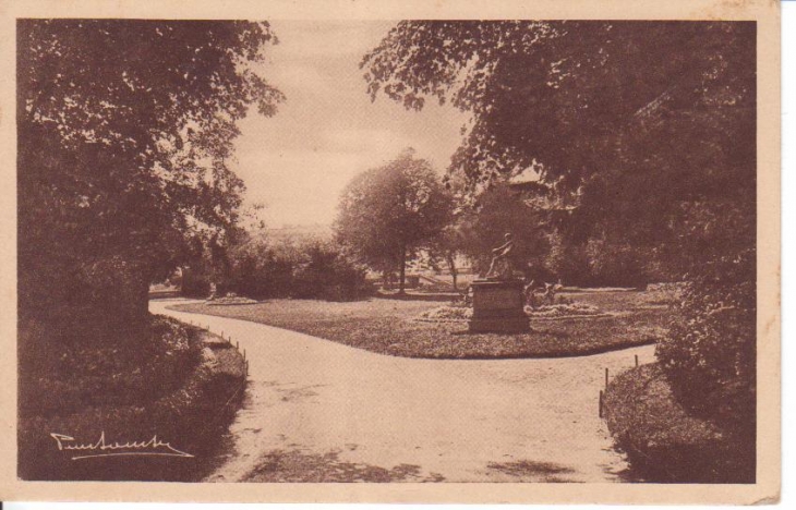 Un coin du parc   la statue de Clohé - Compiègne