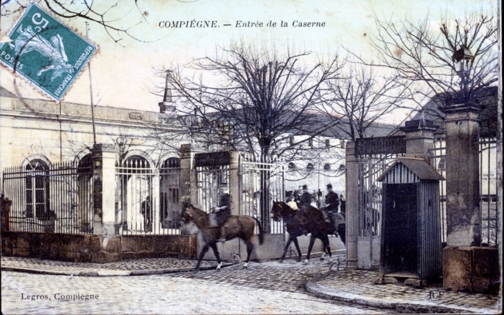 Entrée de la caserne, vers 1912 (carte postale ancienne). - Compiègne